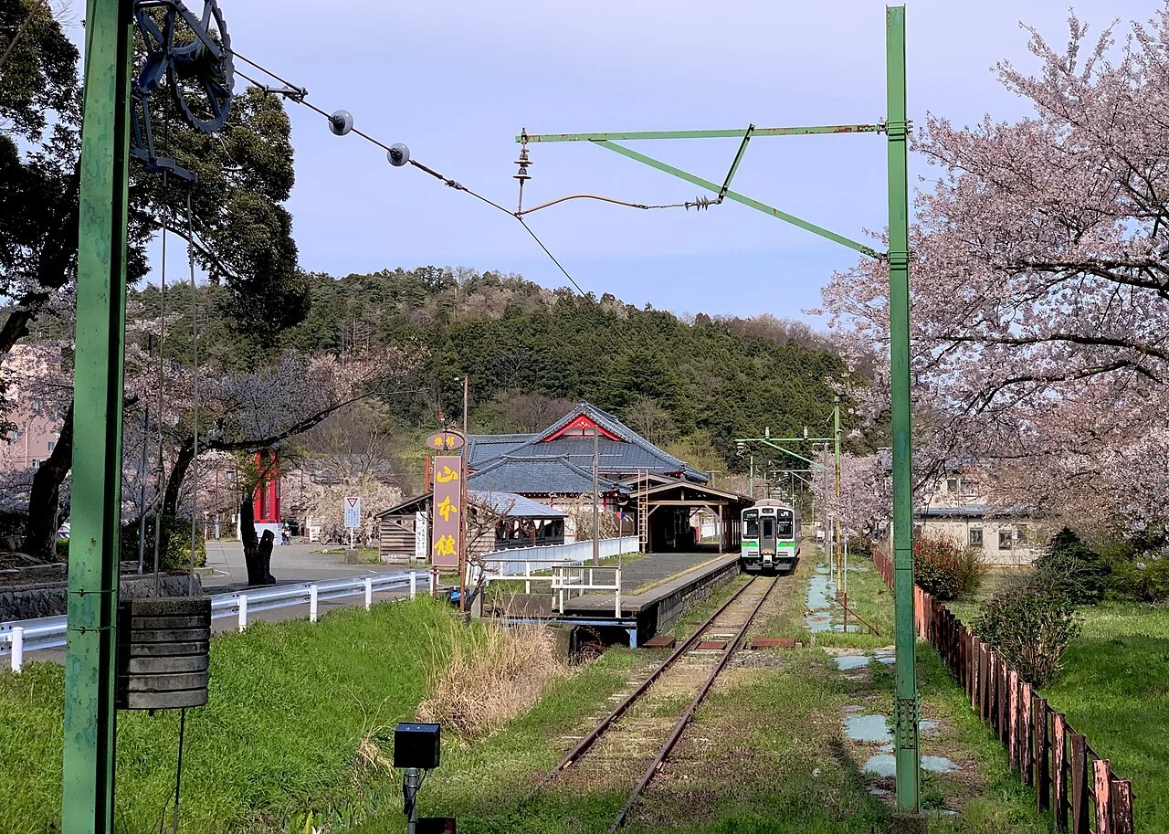 桜の季節のJR弥彦駅
